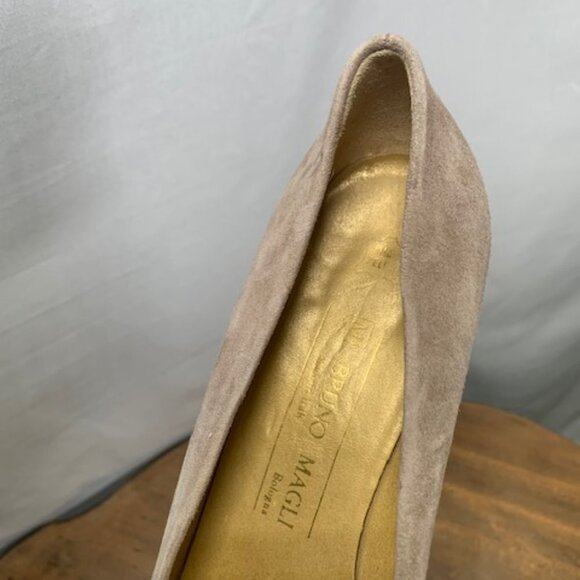 Bruno Magli Made in Italy Low Block Heels Taupe Suede Leather Vinatge Size 10 - Picture 3 of 5